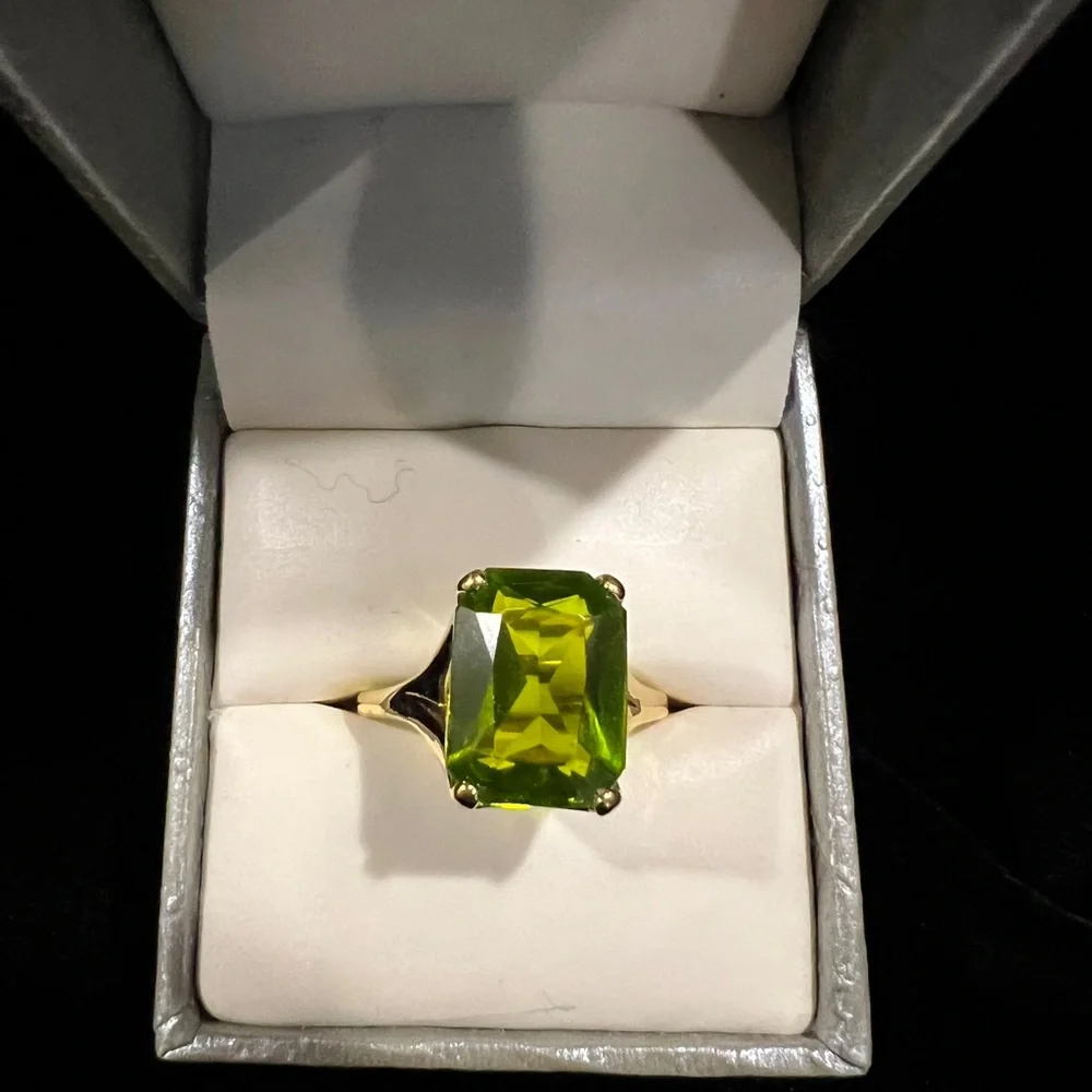 Elegant Gold Tone Ring with Green Peridot - Picture 2 of 4